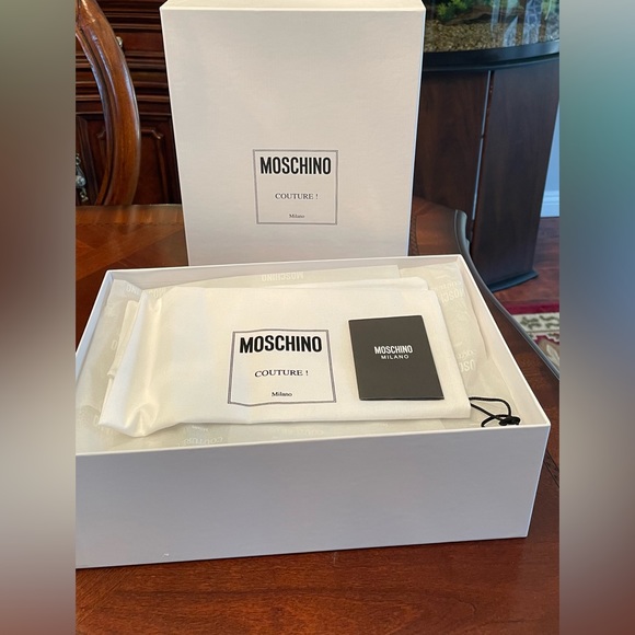 Moschino LoGo Pump - Picture 3 of 8